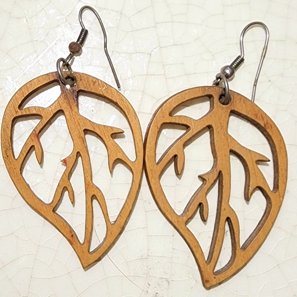 Wood leaf Dangle earrings - Picture 3 of 3